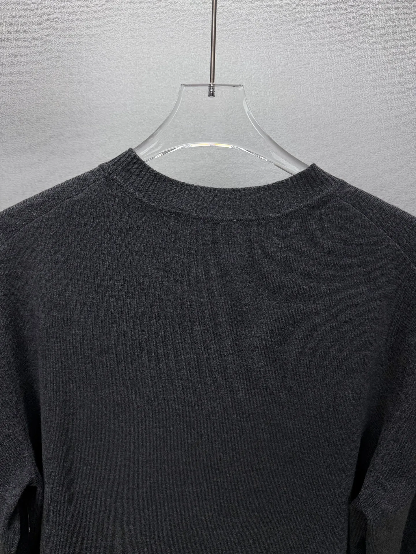 (top version) Ami 2026 New Arrival Classic love logo embroidered on the chest round neck knitted sweater for couples 🔥High version🔥High version🔥 Cashmere blended material, skin-friendly, non-sticky, no pilling, very soft to the touch, super comfortable, fashionable and individual, super Versatile and beautiful knitted sweater, very suitable for both men and women, a must-have for everyone, packaging, tag, collar label, washed wheat Complete 👍 Color: Gray Size: S-XL